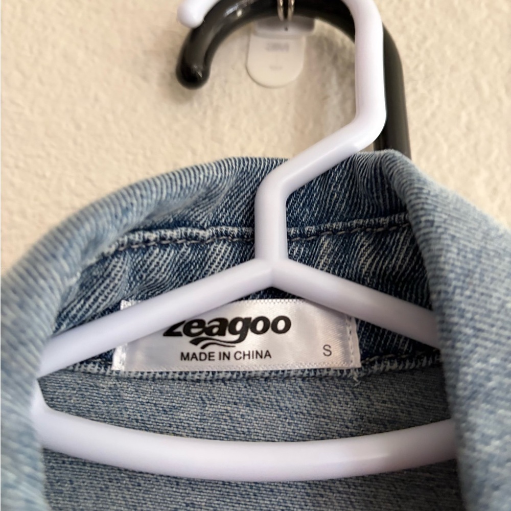 Stylish Blue Denim Jacket with Frayed Hem SZ S - Picture 4 of 8